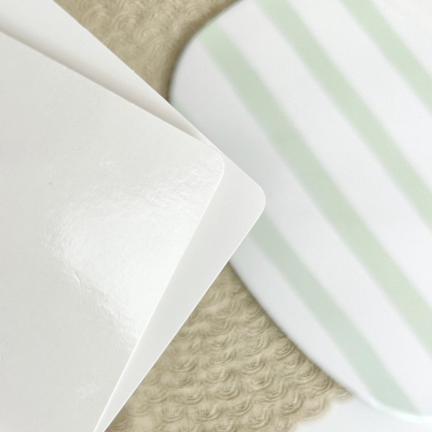 Particolari della card slim alimentare bianca con lato lucido ed opaco