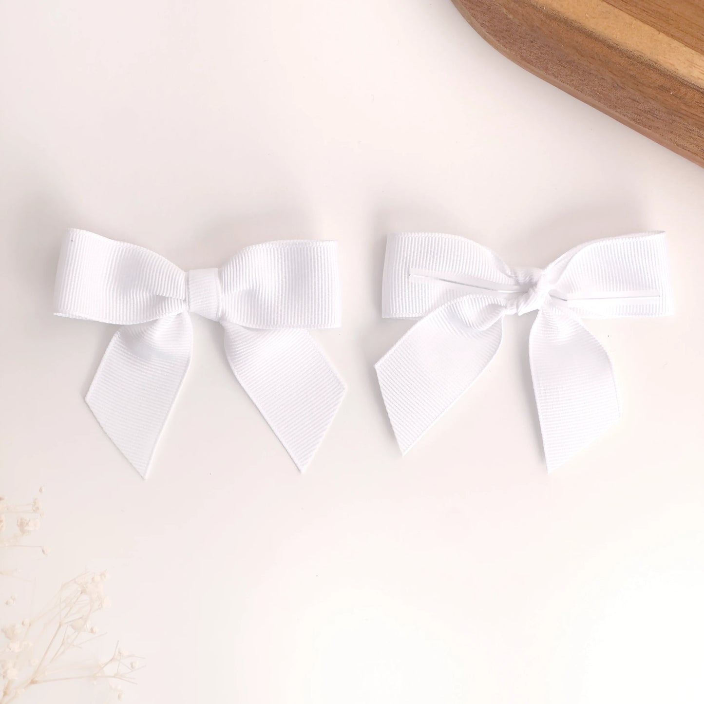 Fiocco bianco prelegato 8x6cm con fil di ferro per bomboniere matrimonio.