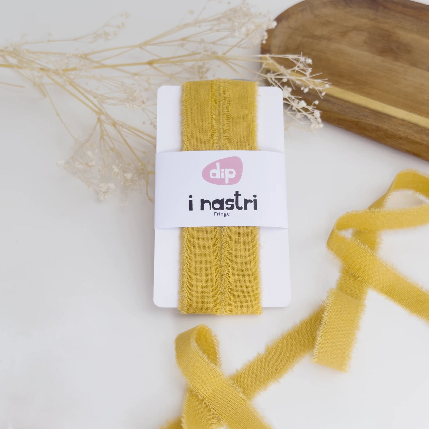 Nastro sfrangiato in cotone color giallo ocra per confezioni regalo creative e solari.