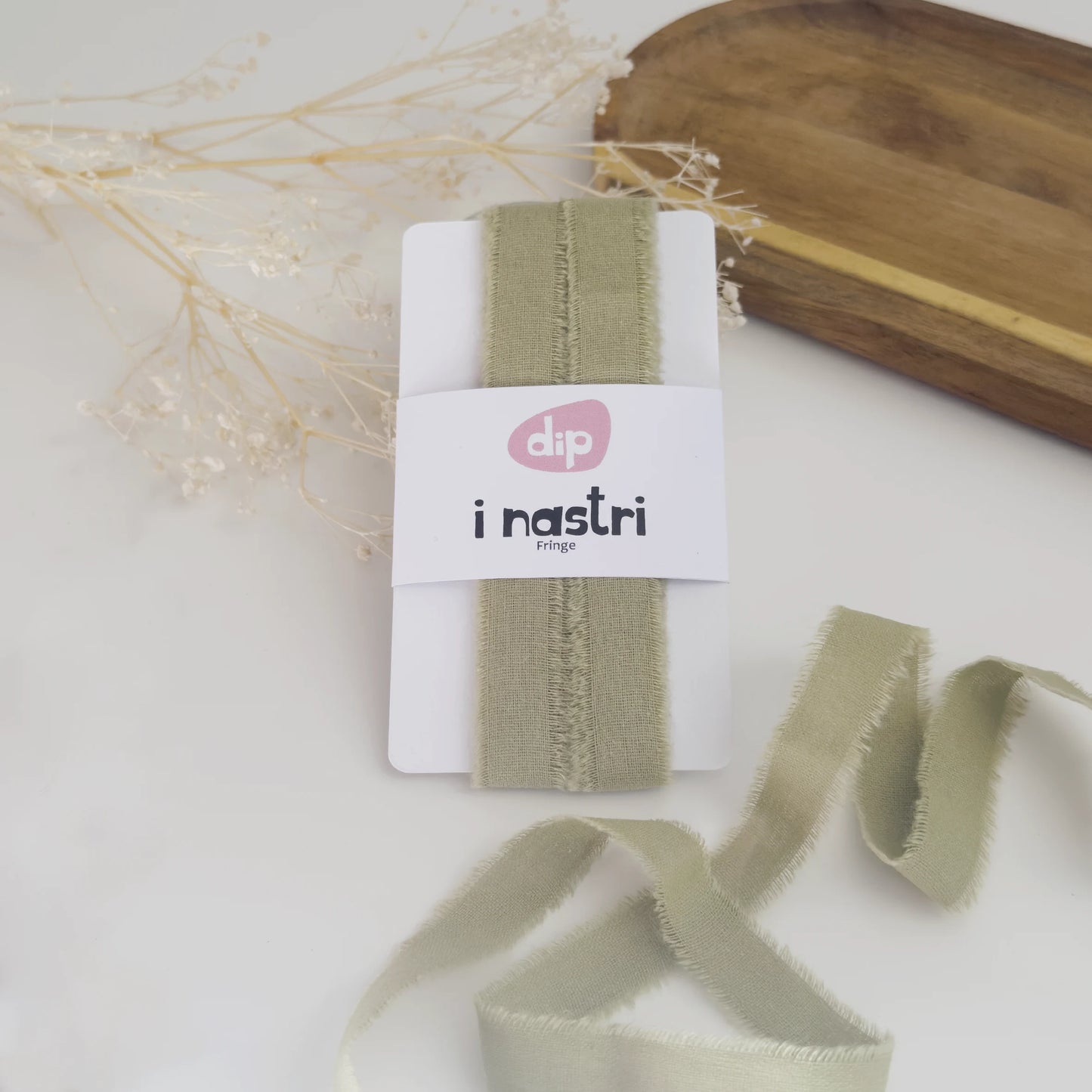 Nastro in cotone verde salvia con bordi sfrangiati per partecipazioni e mazzi di fiori.
