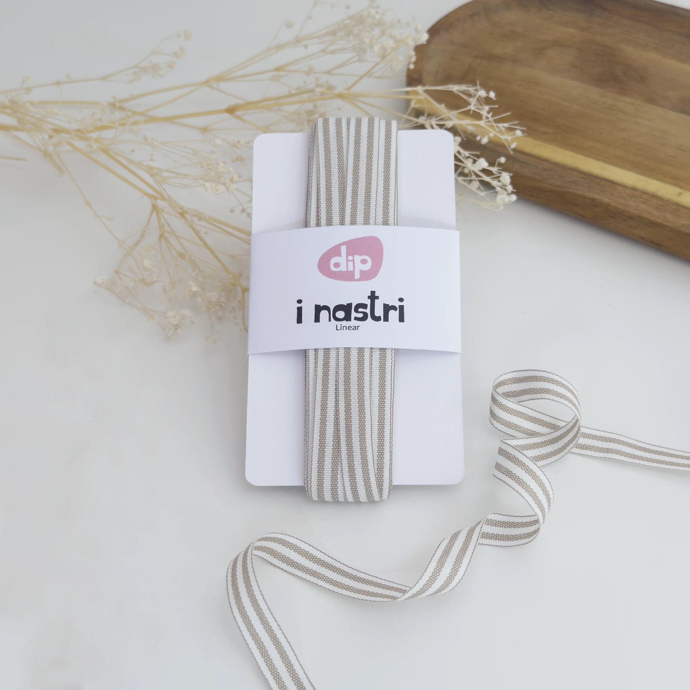 Nastro in tessuto a righe orizzontali beige e bianche, altezza 1 cm.