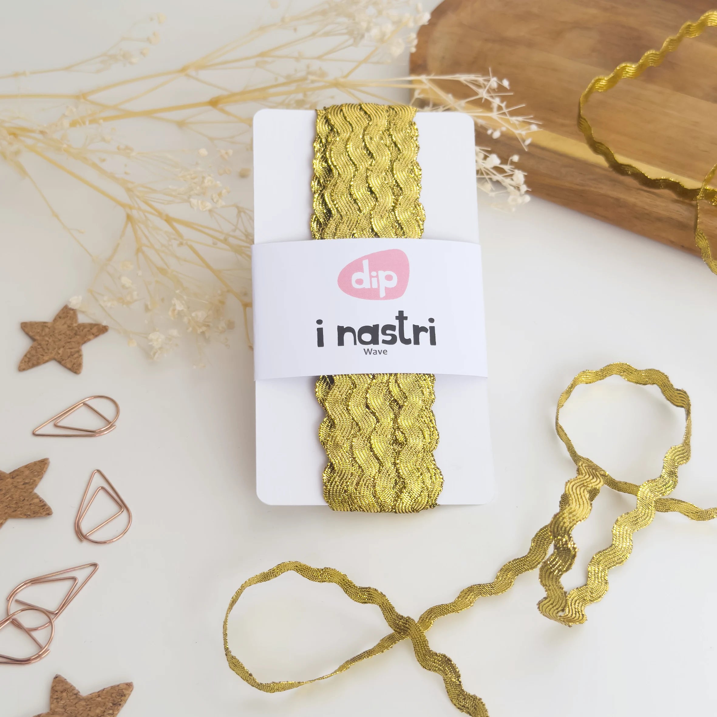 Nastro metallizzato oro ondulato per decorazioni creative e dolci.