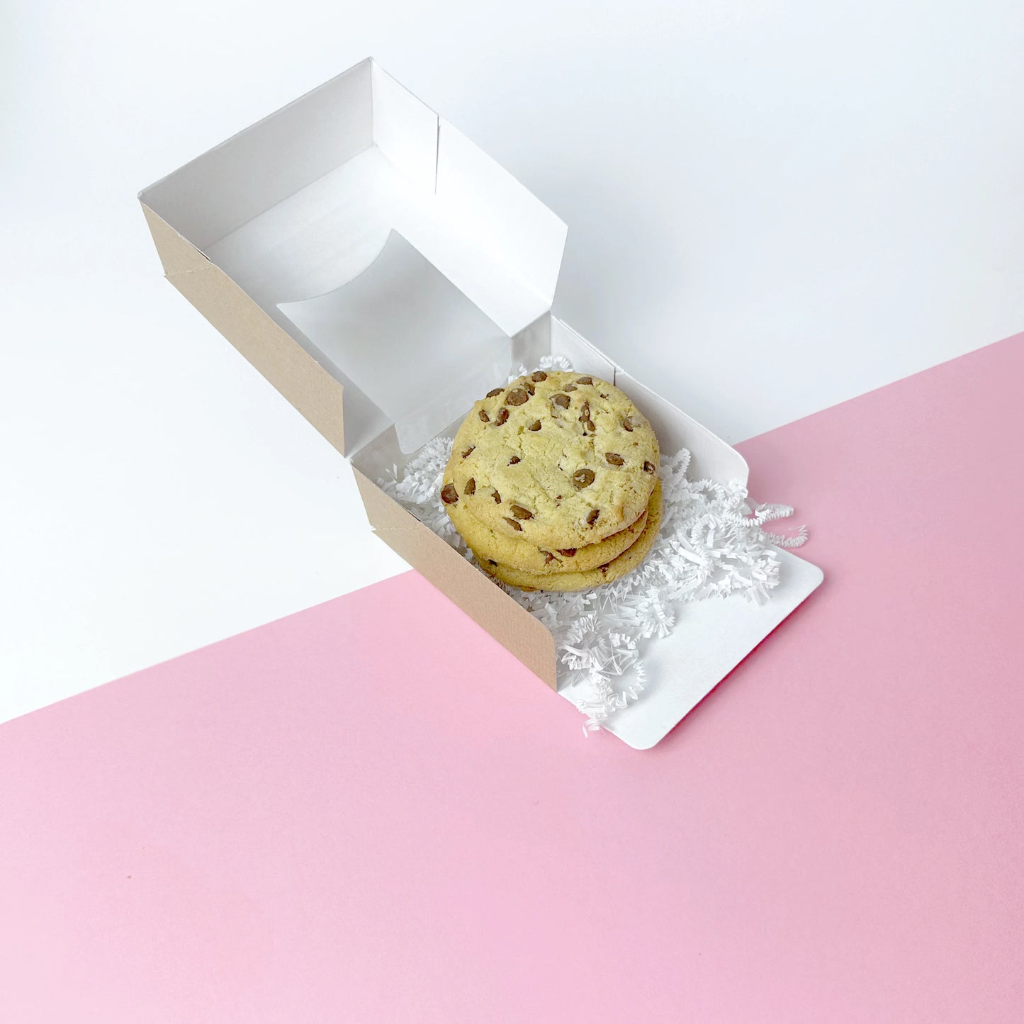Scatola quadrata in cartone color Kraft naturale con finestra trasparente, ideale per packaging handmade.