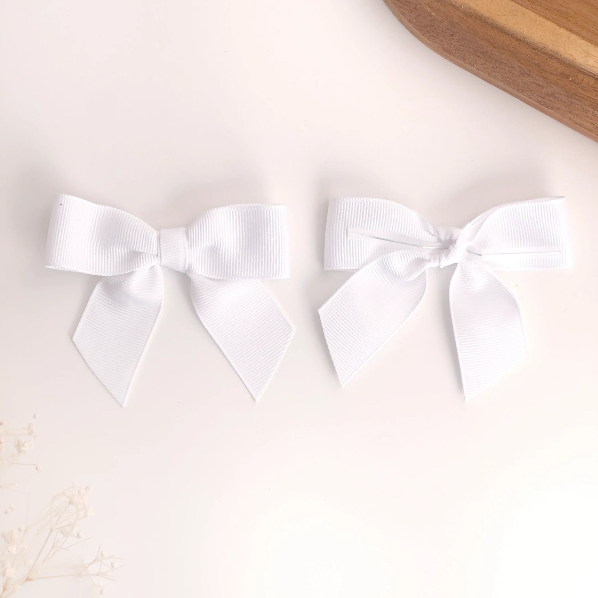 Fiocco bianco prelegato 8x6cm con fil di ferro per bomboniere matrimonio.