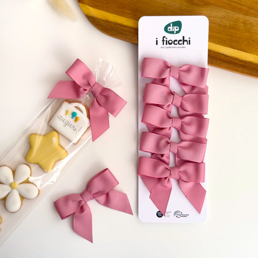 Set 5 fiocchi rosa antico scuro prelegati 8cm per packaging di lusso e cerimonie.