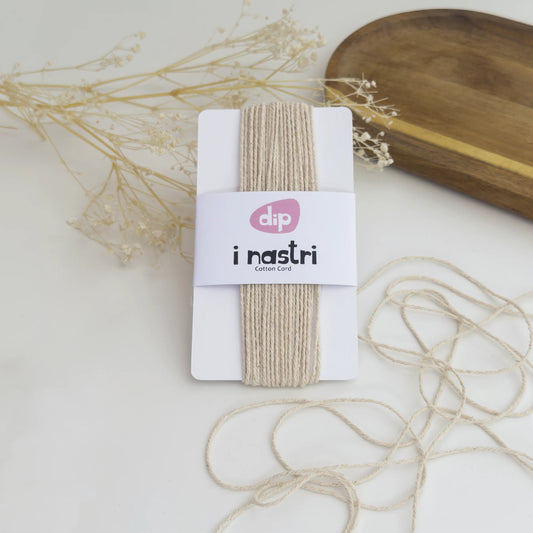 Cordoncino in cotone intrecciato color beige naturale, diametro 2mm, matassa da 10 metri.