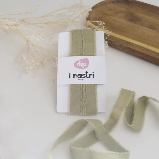 Nastro in cotone verde salvia con bordi sfrangiati per partecipazioni e mazzi di fiori.