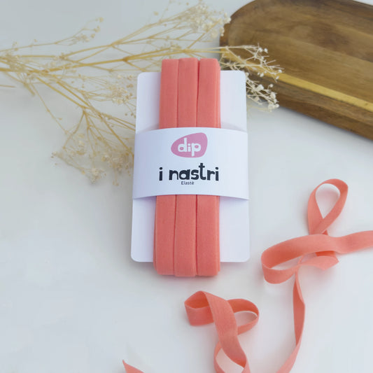 Nastro in tessuto elastico color corallo chiaro da 1 cm per confezioni regalo.