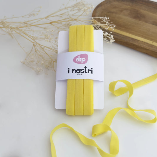 Rotolo di nastro elasticizzato color giallo vivace, larghezza 1 cm.