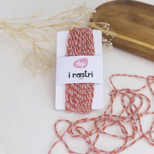 Cordoncino ritorto a tre fili composto da cotone arancione, filo rosa soffice e lurex oro.