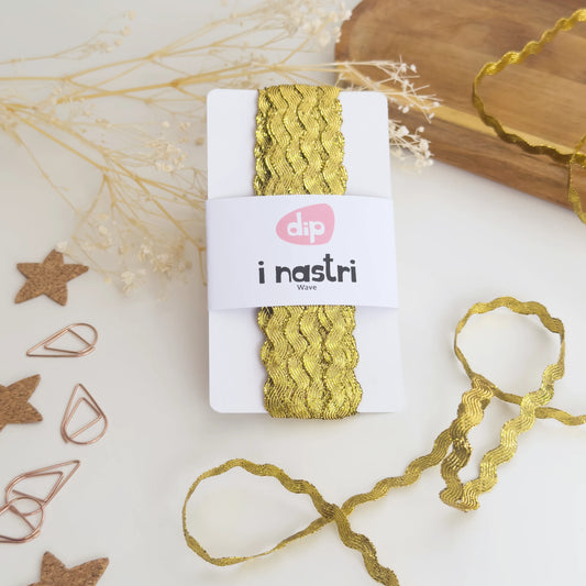 Nastro metallizzato oro ondulato per decorazioni creative e dolci.