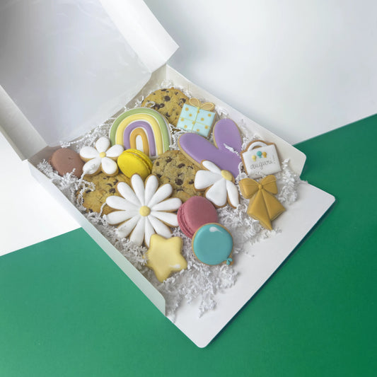 Scatola in cartoncino bianco con ampia finestra trasparente superiore e laterale, dimensioni 23x23 cm, ideale per packaging regalo e pasticceria ricercata.