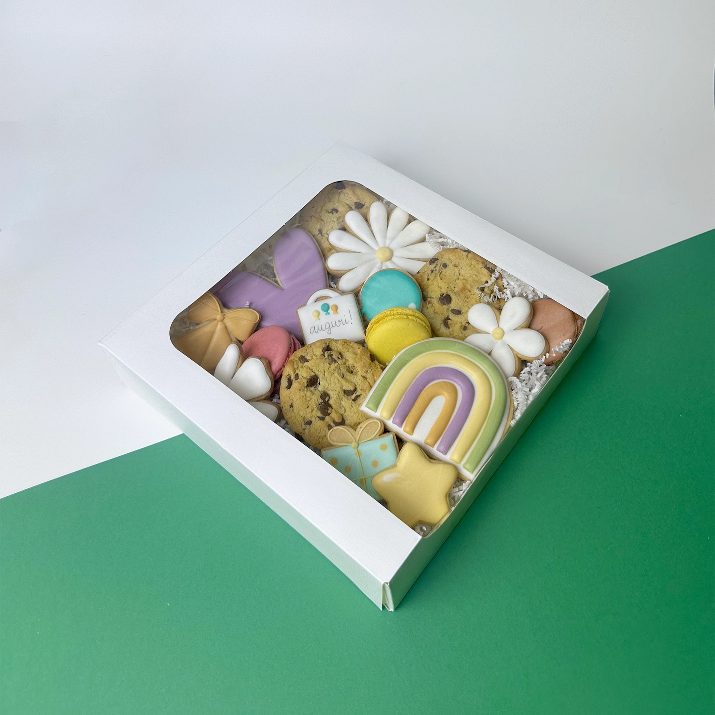 Scatola in cartoncino bianco con ampia finestra trasparente superiore e laterale, dimensioni 23x23 cm, ideale per confezioni regalo eleganti e pasticceria ricercata.