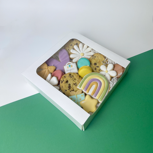 Scatola in cartoncino bianco con ampia finestra trasparente superiore e laterale, dimensioni 23x23 cm, ideale per confezioni regalo eleganti e pasticceria ricercata.