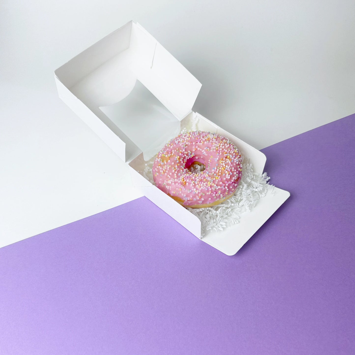 Scatola quadrata bianca con finestra superiore e laterale trasparente, perfetta per packaging e confezioni regalo.