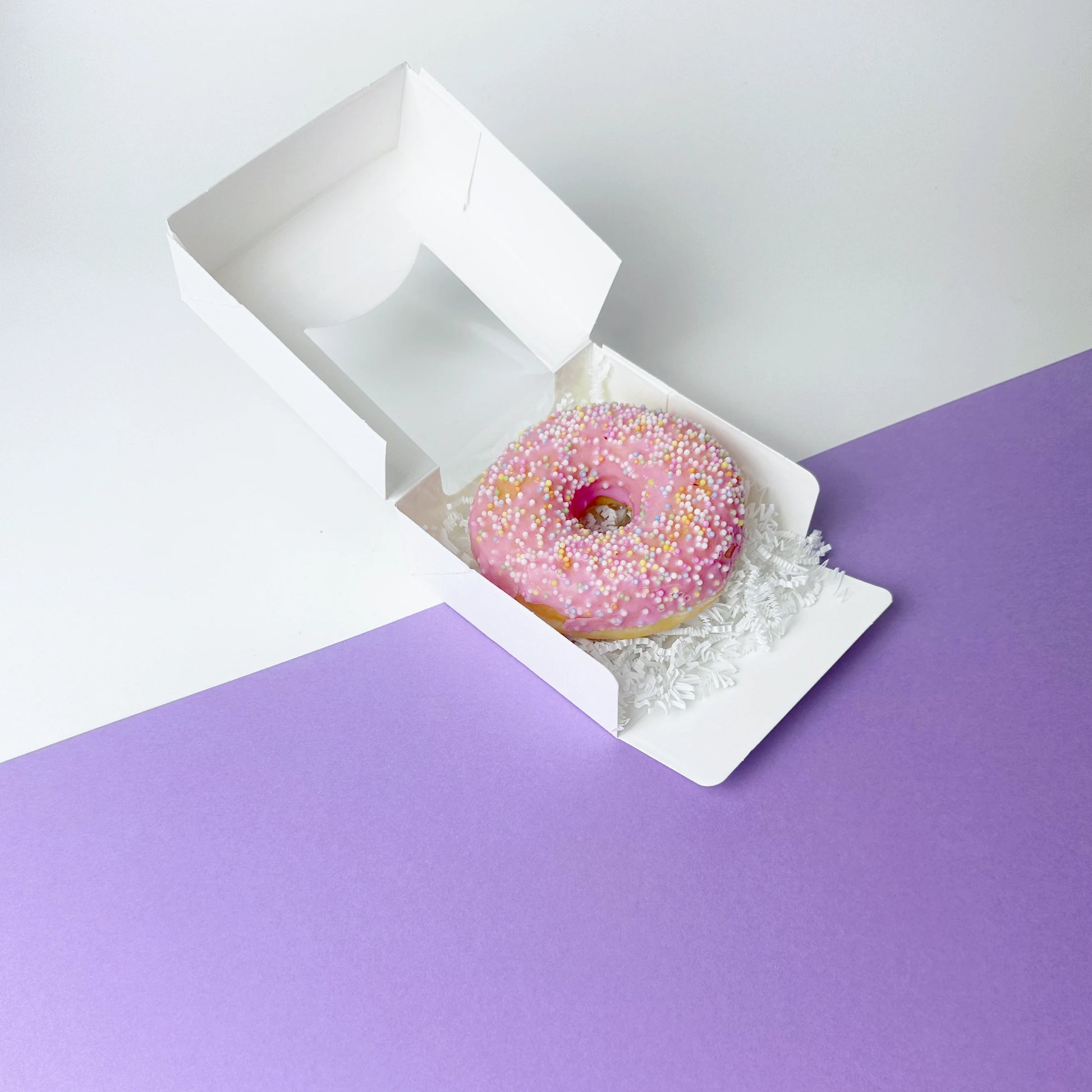 Scatola quadrata bianca con finestra superiore e laterale trasparente, perfetta per packaging e confezioni regalo.