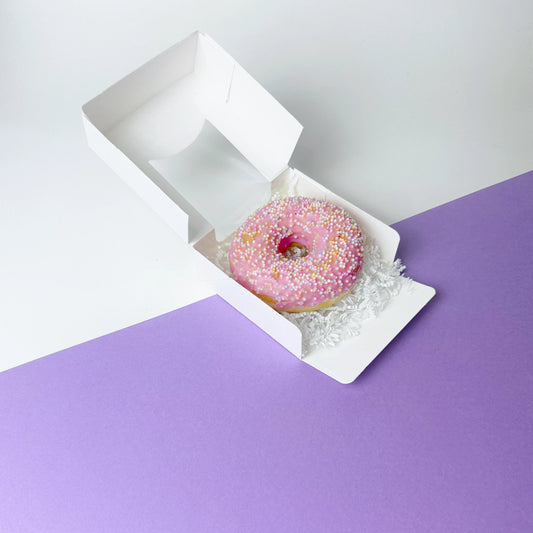 Scatola quadrata bianca con finestra superiore e laterale trasparente, perfetta per packaging e confezioni regalo.