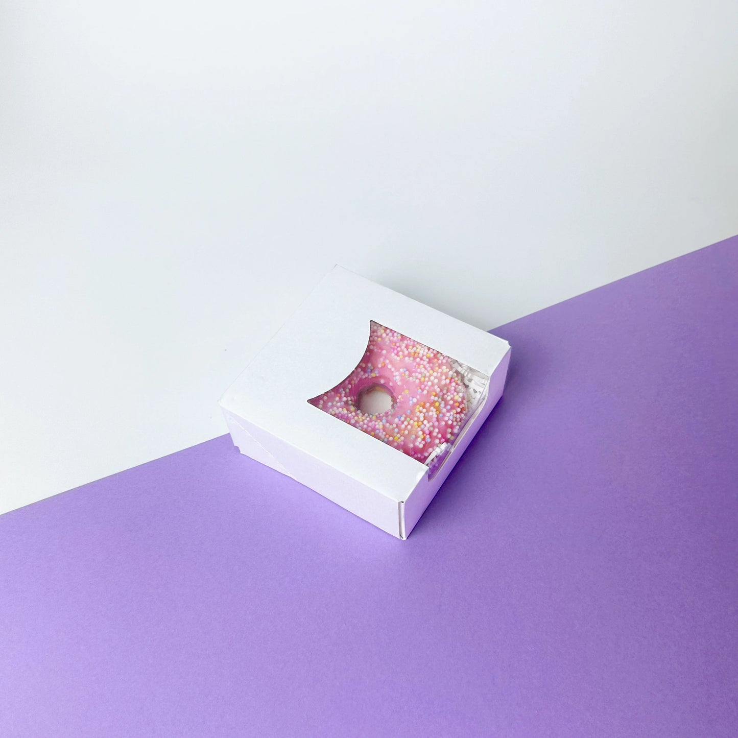 Scatola quadrata bianca con finestra superiore e laterale trasparente, perfetta per packaging di dolci e articoli handmade.