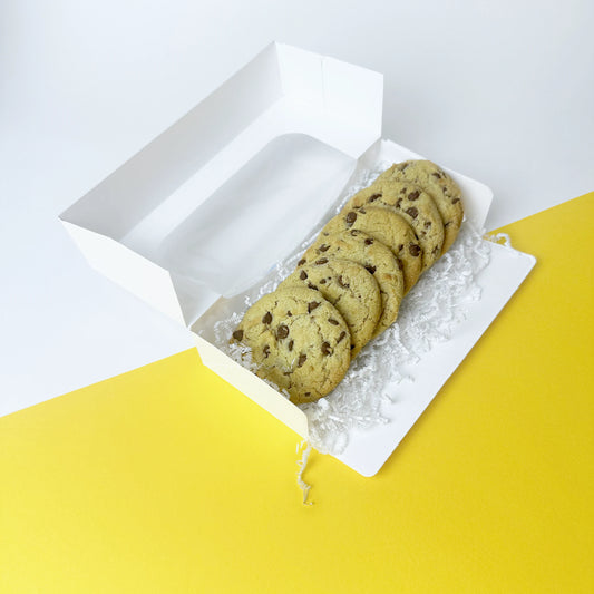 Scatola rettangolare bianca con finestra superiore e laterale trasparente per packaging regalo.