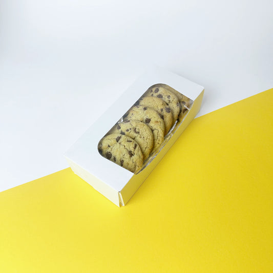 Scatola rettangolare bianca con finestra superiore e laterale trasparente per packaging di pasticceria e prodotti artigianali.