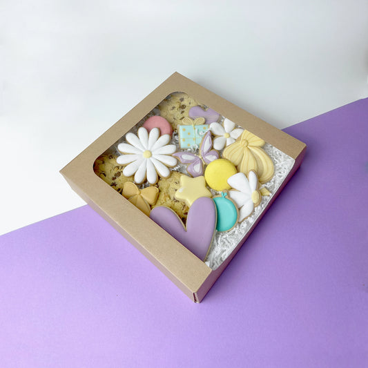 Scatola in carta kraft naturale con ampia finestra trasparente superiore e laterale, dimensioni 23x23 cm, ideale per confezioni regalo e pasticceria.