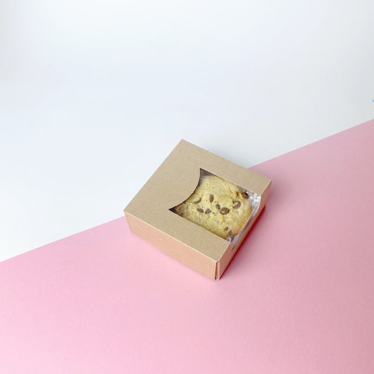 Scatola quadrata in cartone color Kraft naturale con finestra trasparente, ideale per packaging sostenibile e artigianale.
